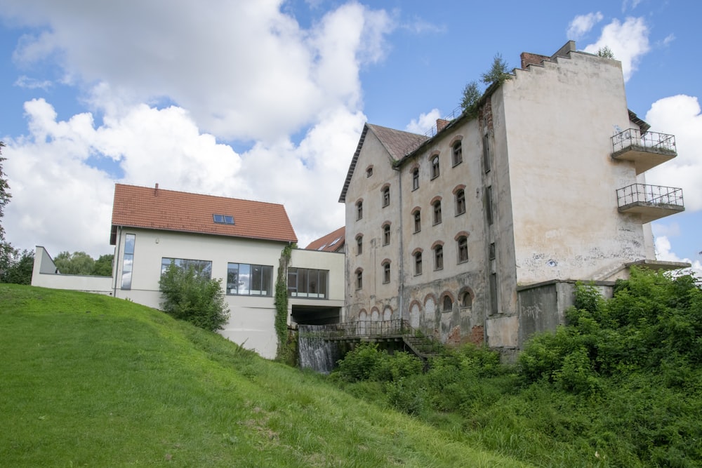 Un vecchio edificio seduto sulla cima di una collina verde lussureggiante