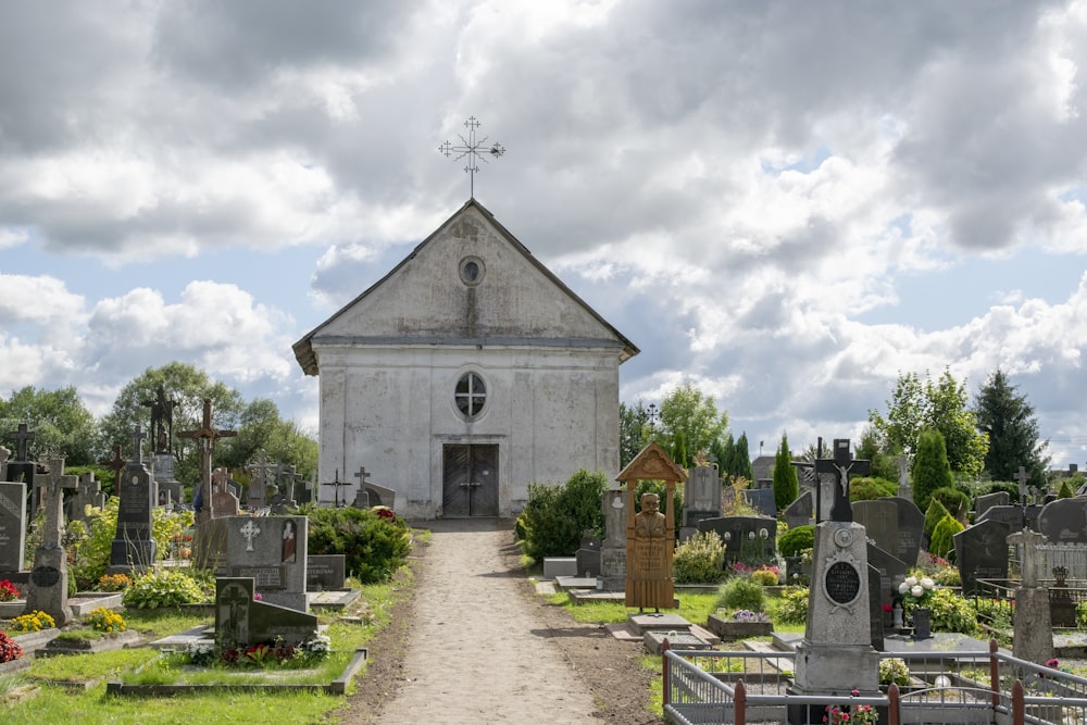 eine Kirche mit einem Kreuz darauf