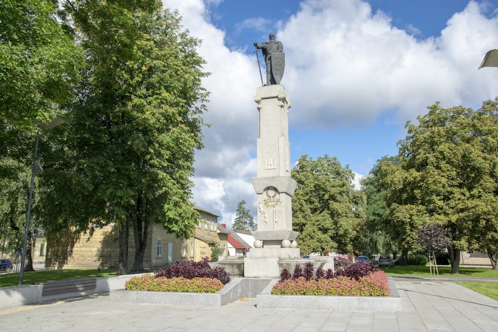 un monumento con una statua di un uomo sopra di esso