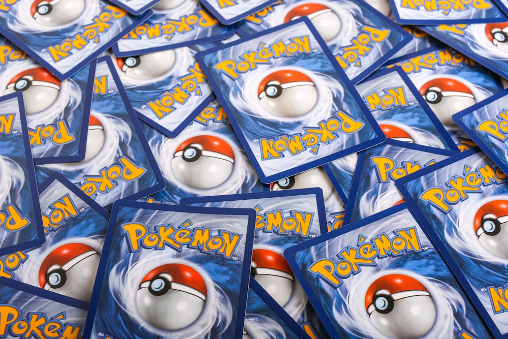 Ein Stapel Pokemon-Sammelkarten, die übereinander liegen