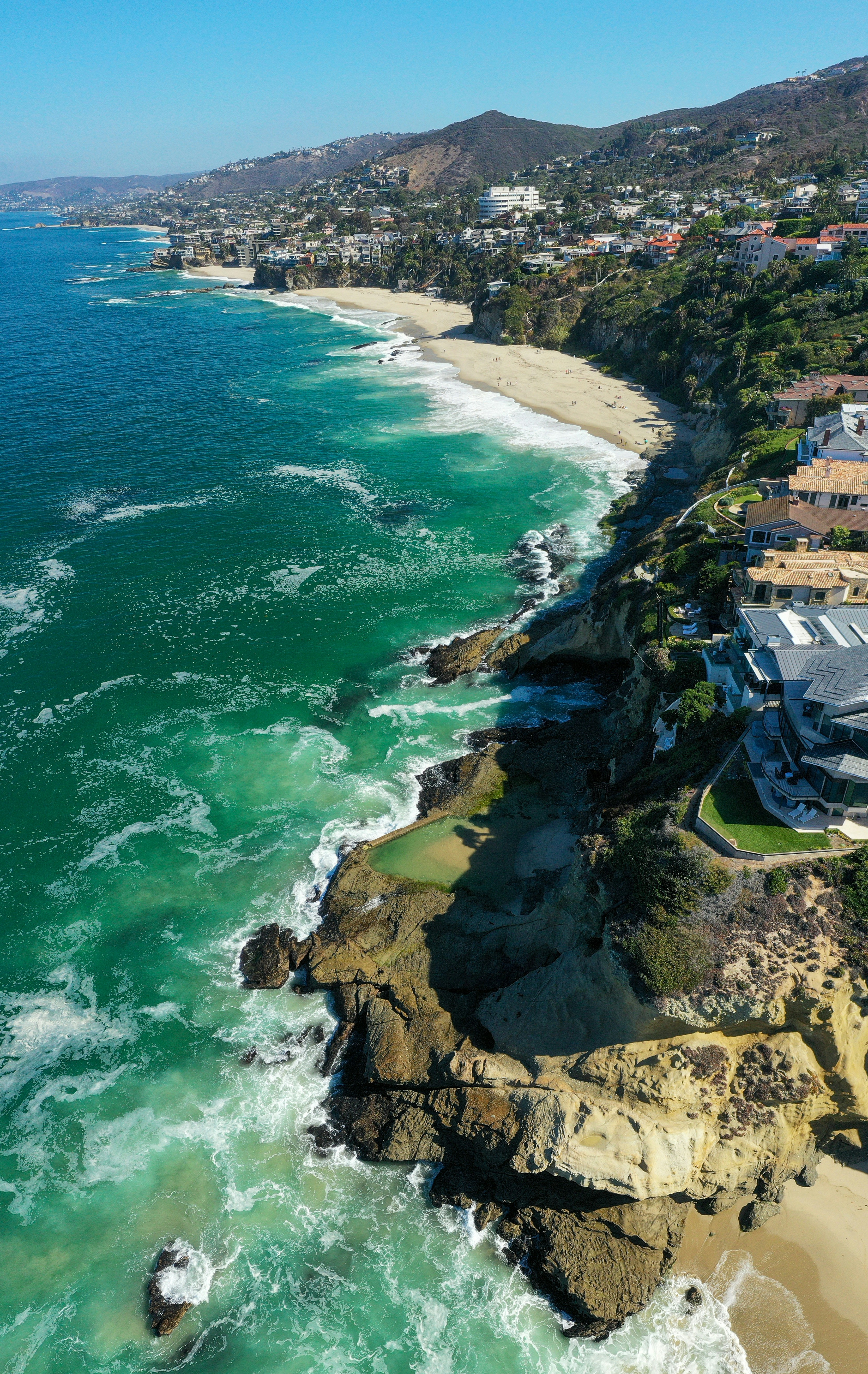 Una vista aérea de una playa y el océano foto – Imagen de Playa Laguna ...