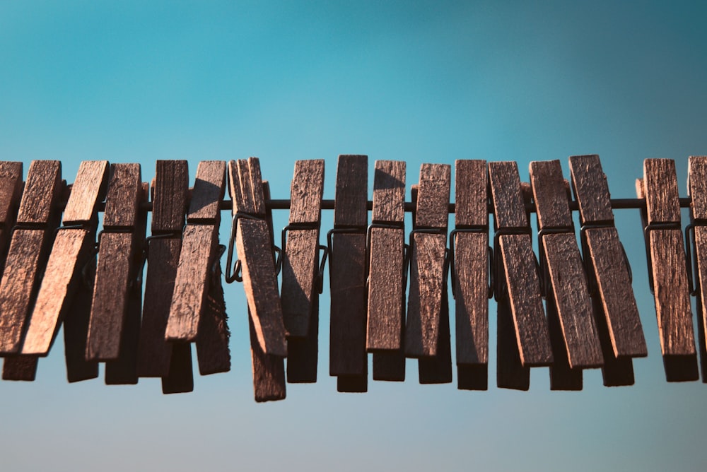 Un primo piano di una staccionata di legno con un cielo blu sullo sfondo