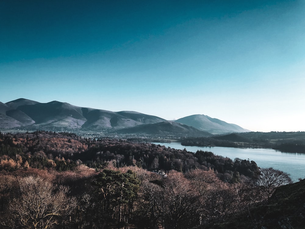 una vista panoramica di un lago circondato da montagne