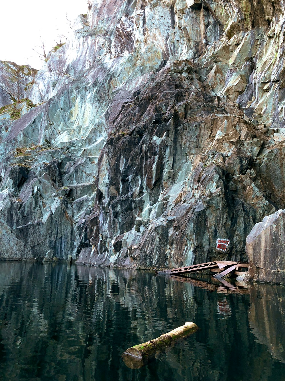 Uno specchio d'acqua con una scogliera rocciosa sullo sfondo