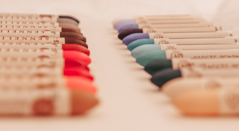 a row of different colored pens sitting on top of a table