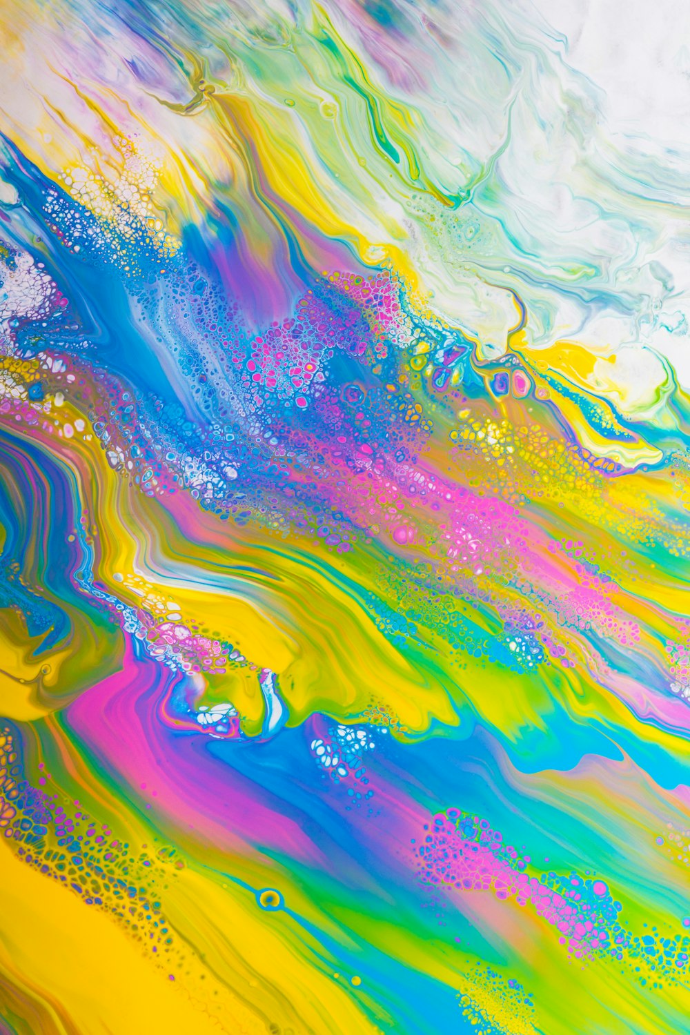 Une peinture abstraite avec une peinture multicolore