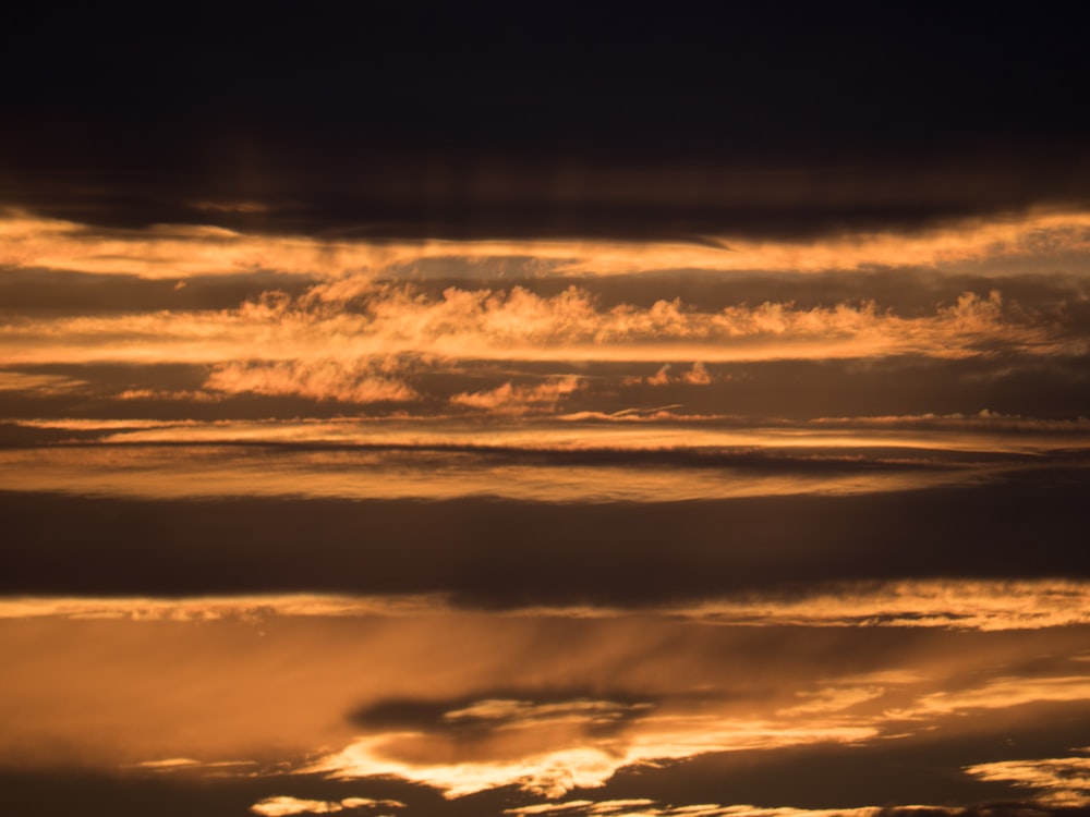 Un avión volando en el cielo al atardecer