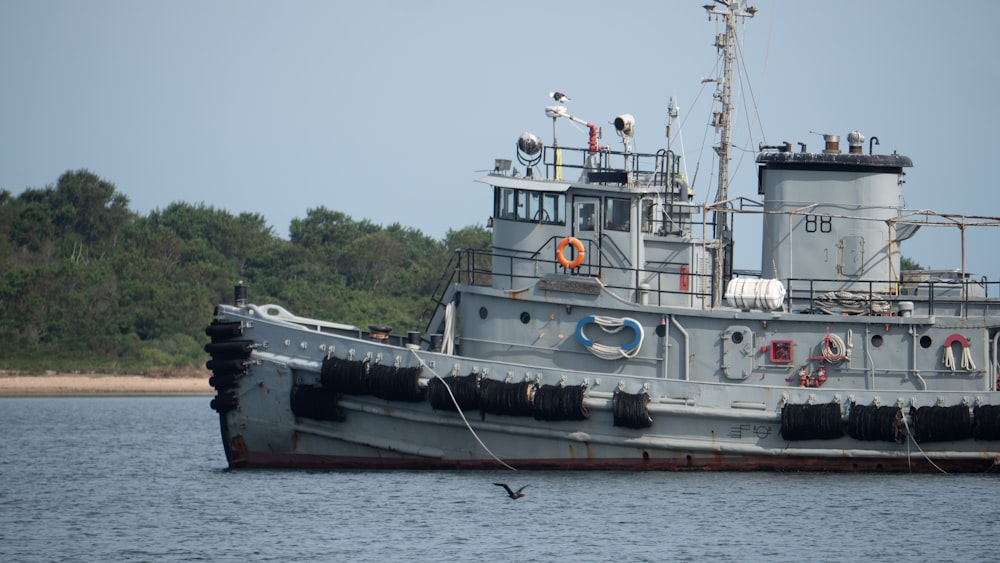 un grand bateau flottant au-dessus d’un plan d’eau