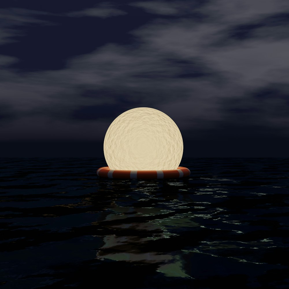 Una gran bola blanca flotando sobre un cuerpo de agua