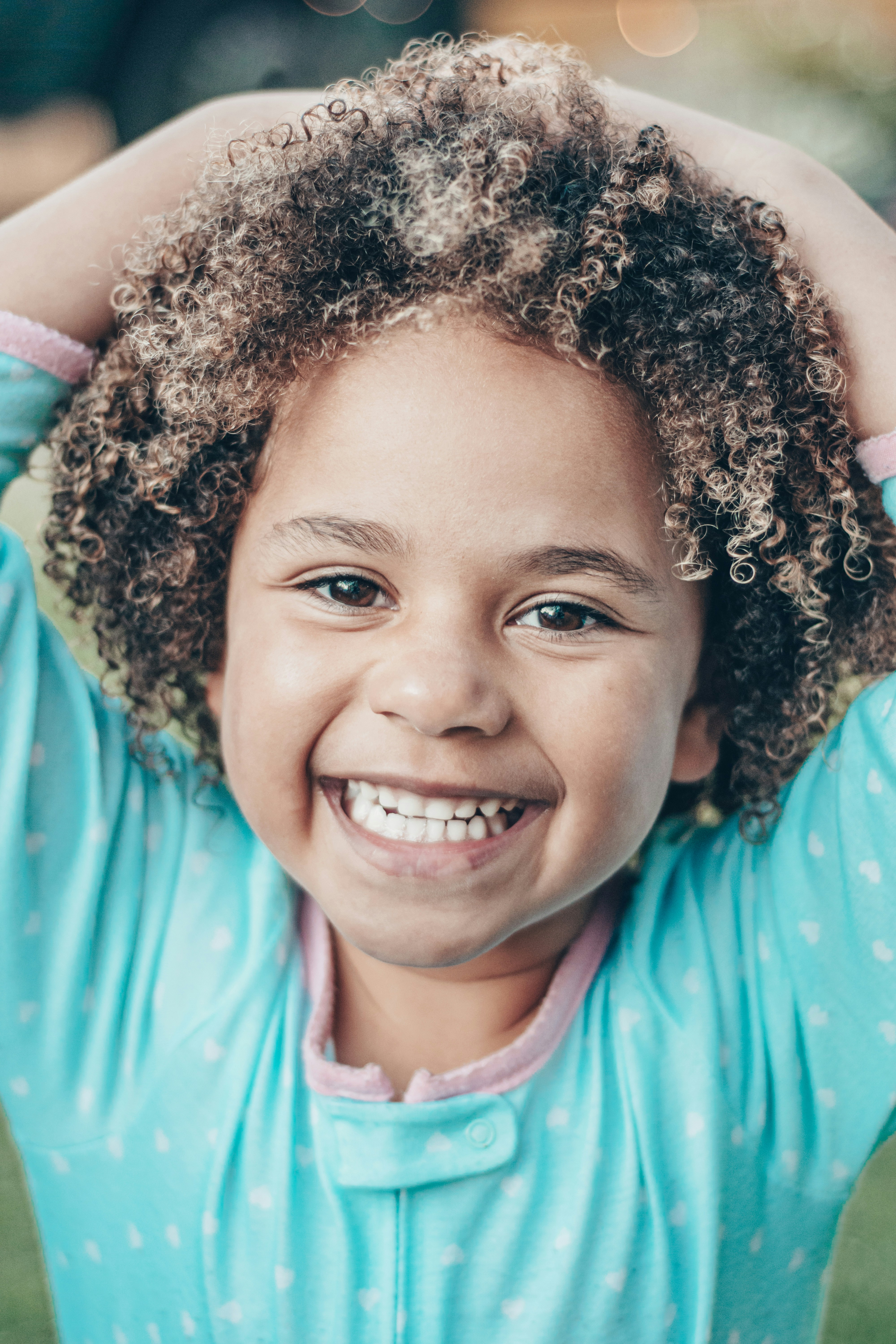 Una bambina con i capelli ricci sorride foto – Immagine gratis di Felice su  Unsplash, image size:3000x4500