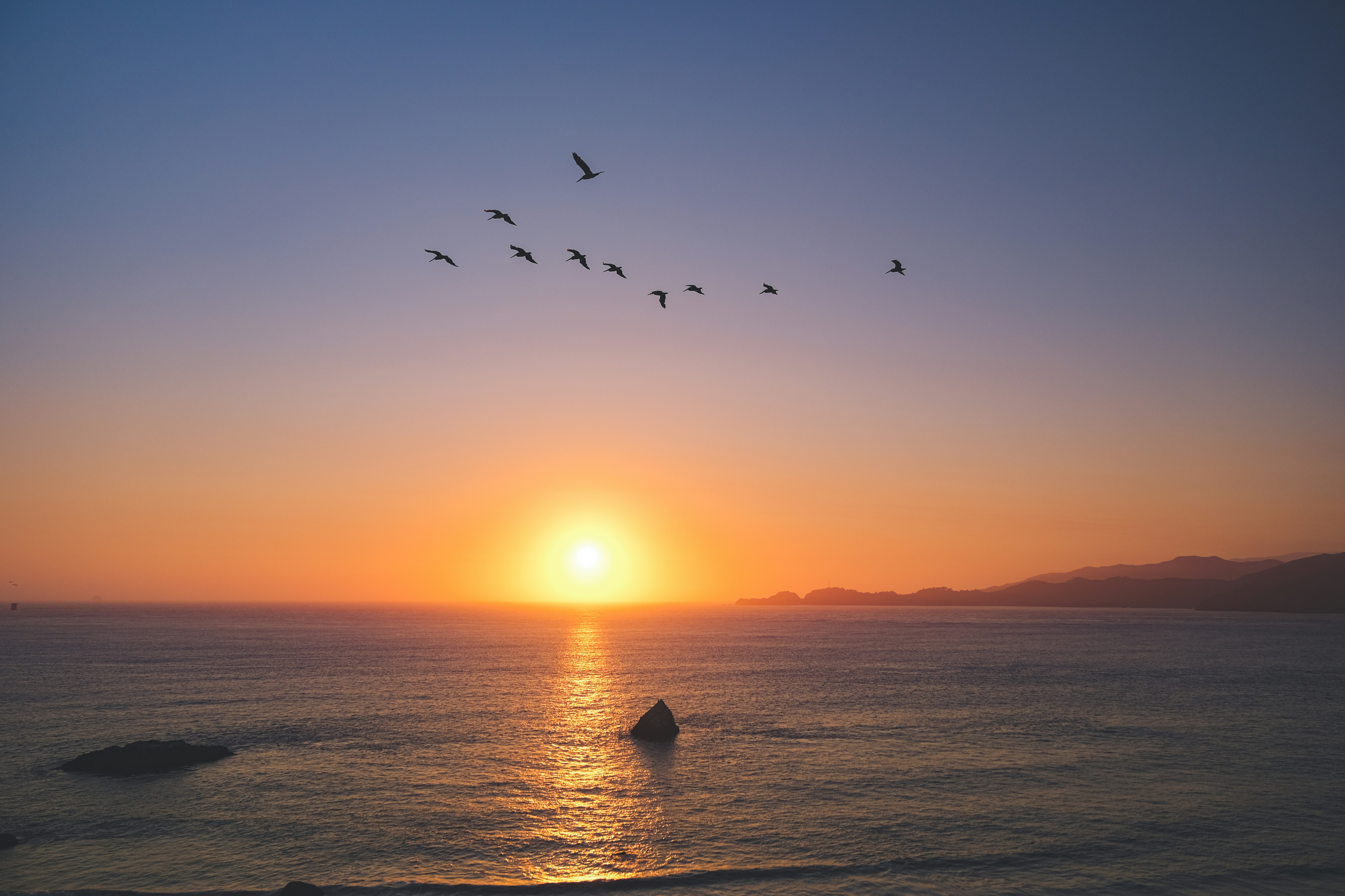 En vacker soluppgång med ett inspirerande citat överlagt.