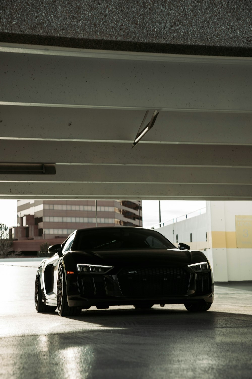 um carro preto estacionado em uma garagem