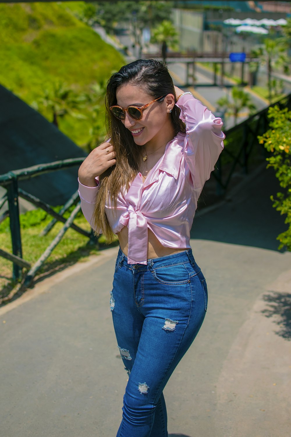 Foto Una mujer con una camisa rosa y jeans rotos – Imagen Modelo gratis en  Unsplash