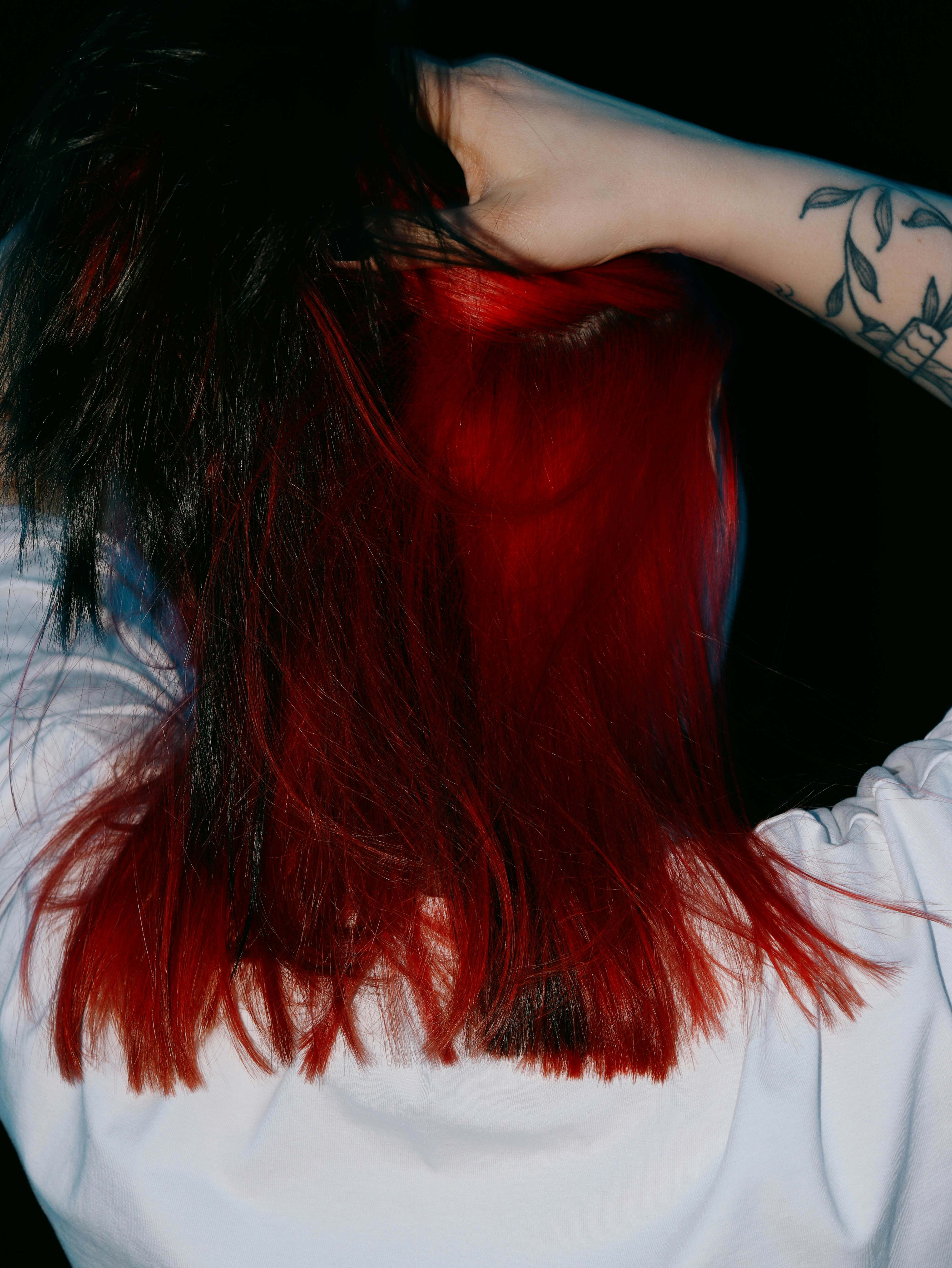 photo-1647929369523-00965586f722?ixid=M3wxMjA3fDB8MXxzZWFyY2h8MjB8fHJlZCUyMGhhaXIlMjBtYXNrfGVufDB8fHx8MTc2NDc5MzY2NXww\u0026ixlib=rb-4.1.0