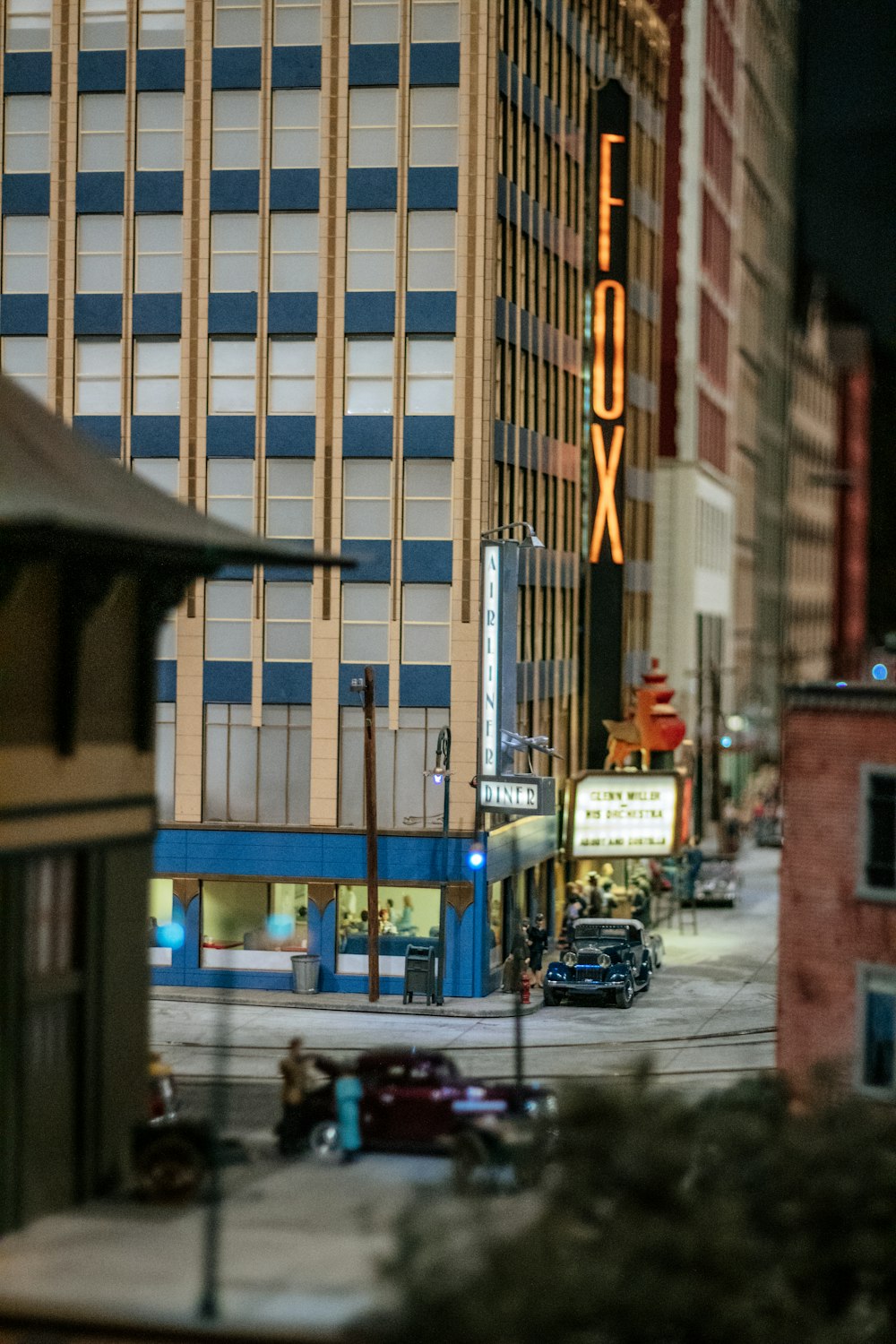 um edifício alto com um sinal de raposa neon em seu lado