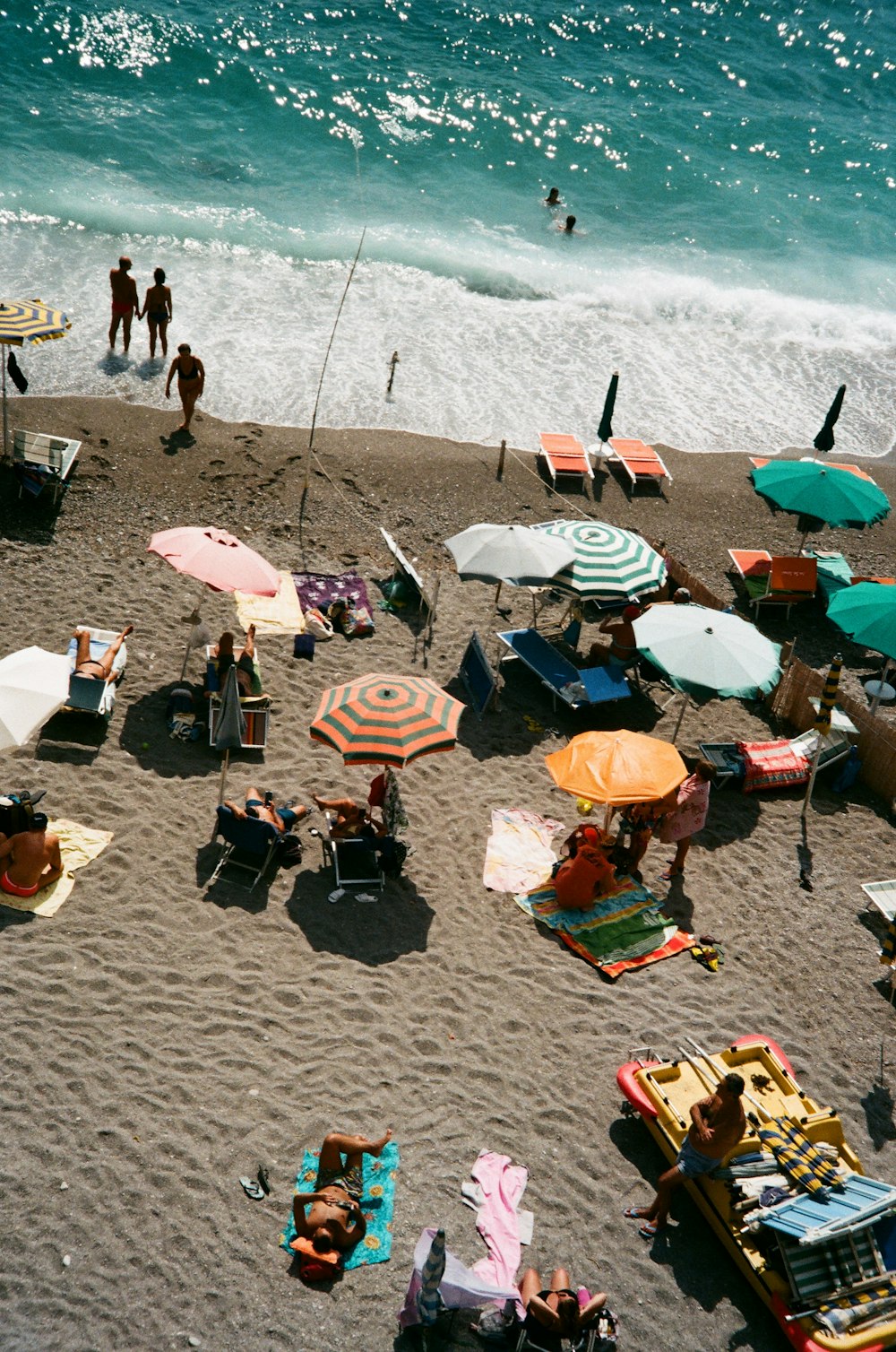 Un grupo de personas sentadas en la cima de una playa de arena