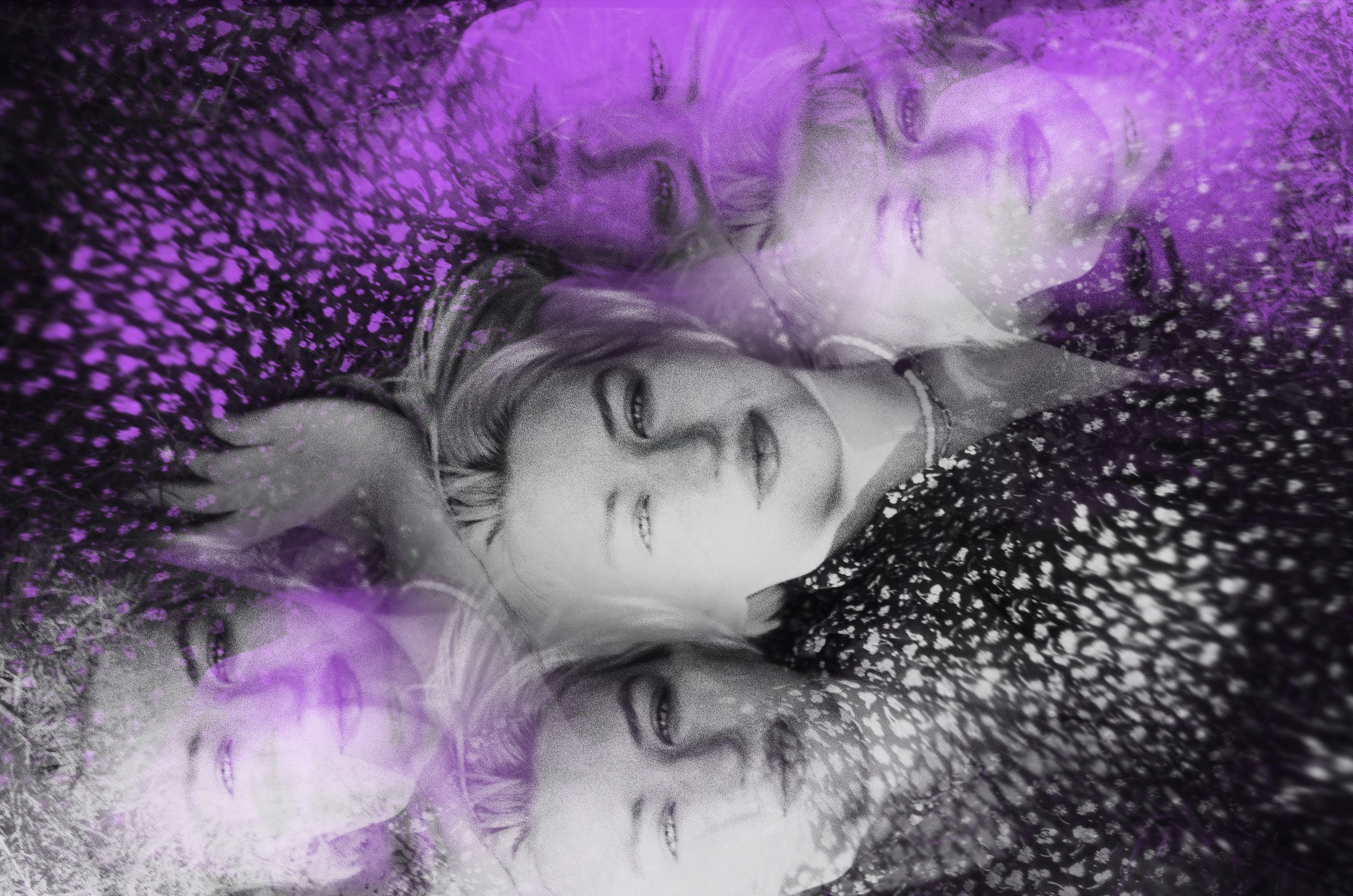 eine Gruppe von Frauen, die nebeneinander liegen