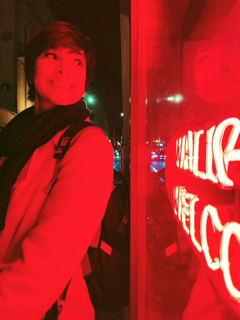 uma mulher em pé na frente de uma luz vermelha