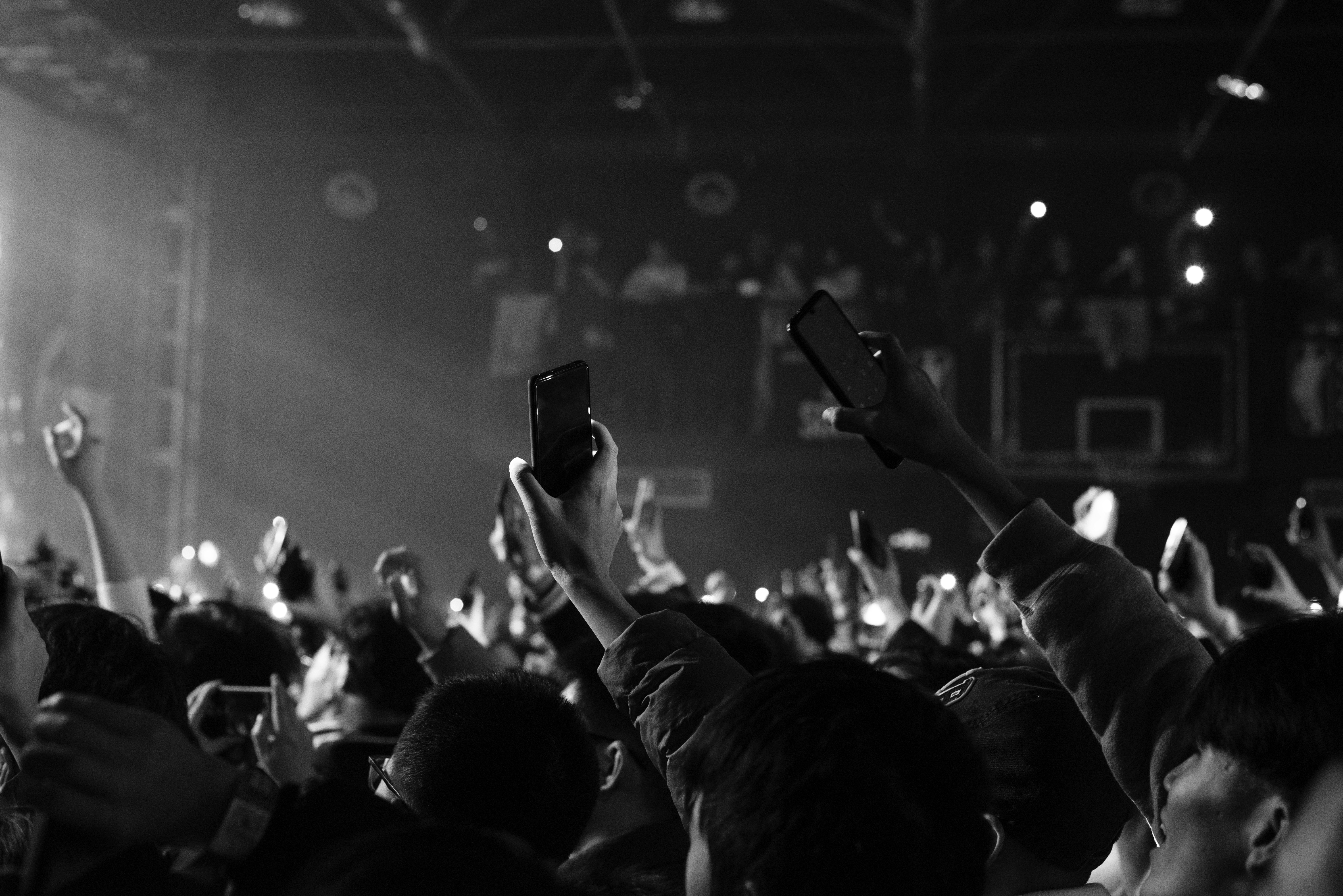 Hybrid Festivals, Live Music and Channel Coverage: Intimacy as the New KPI (2026)