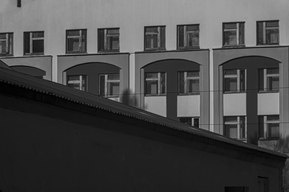 a black and white photo of a building