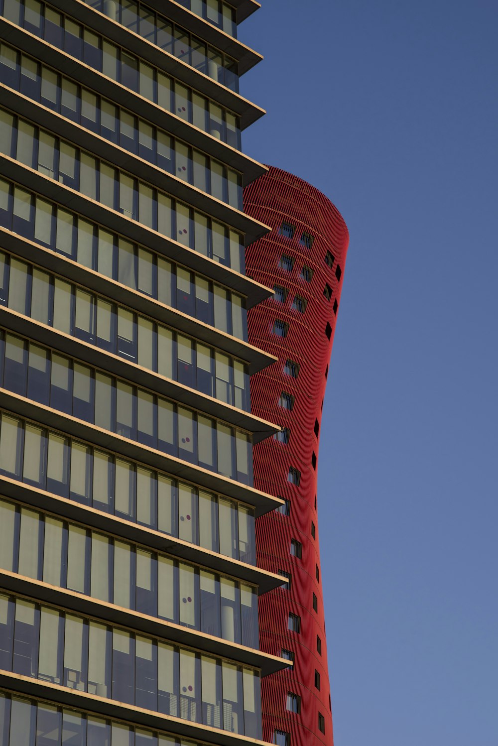 ein hohes Gebäude mit einem roten Turm darauf