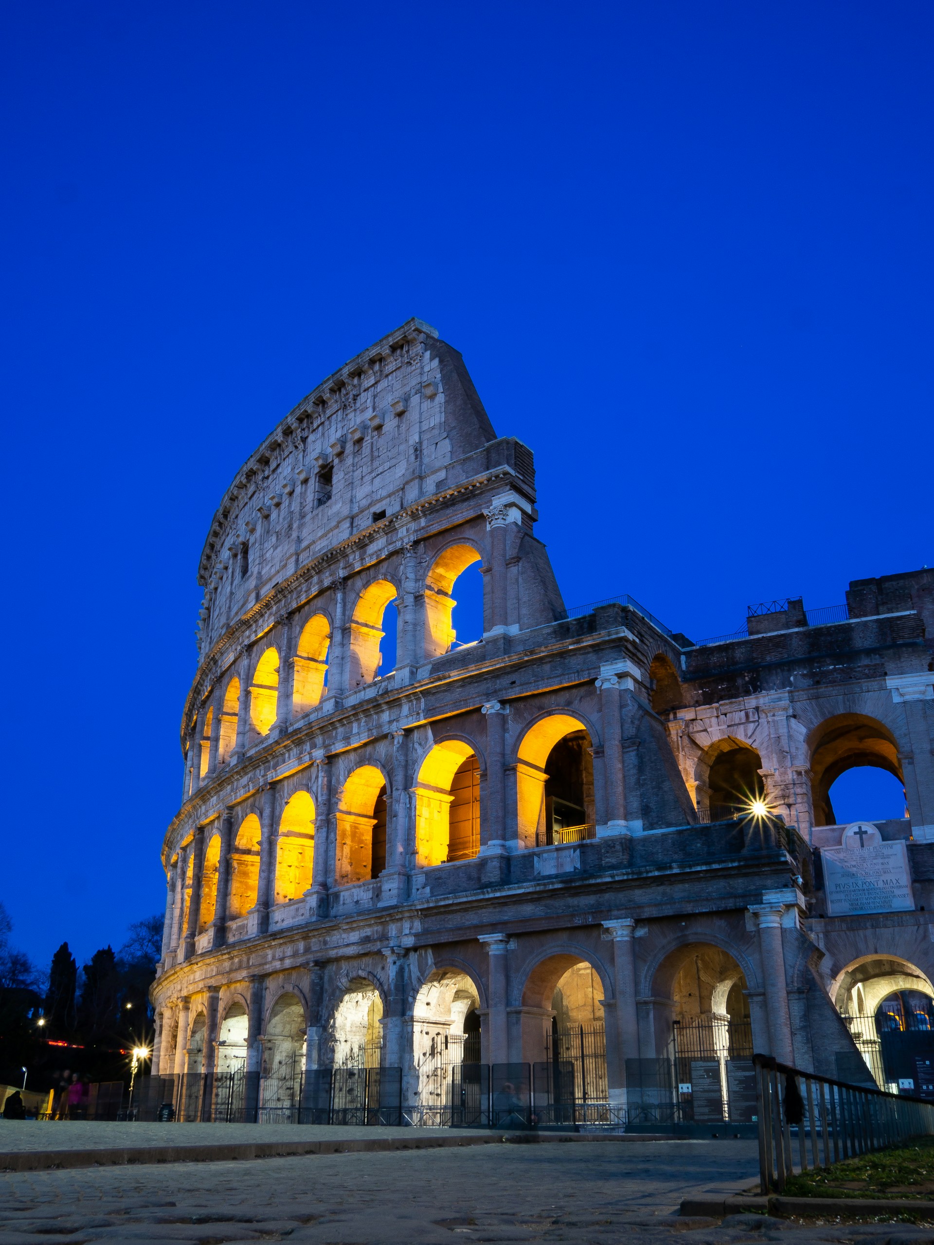 Coliseo de Roma iluminado en hora azul