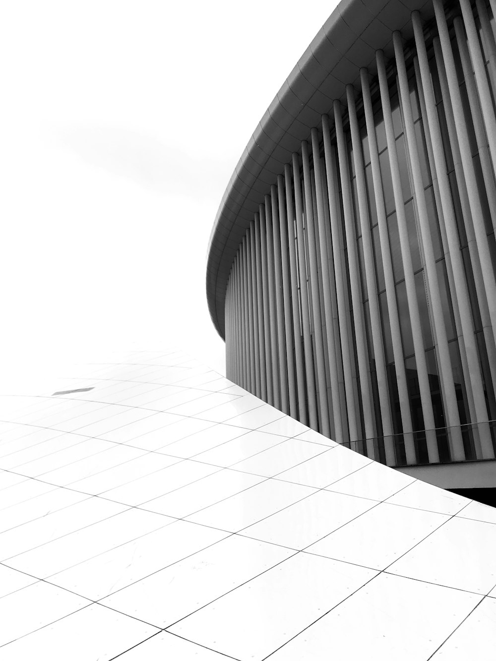 Una foto in bianco e nero di un edificio curvo
