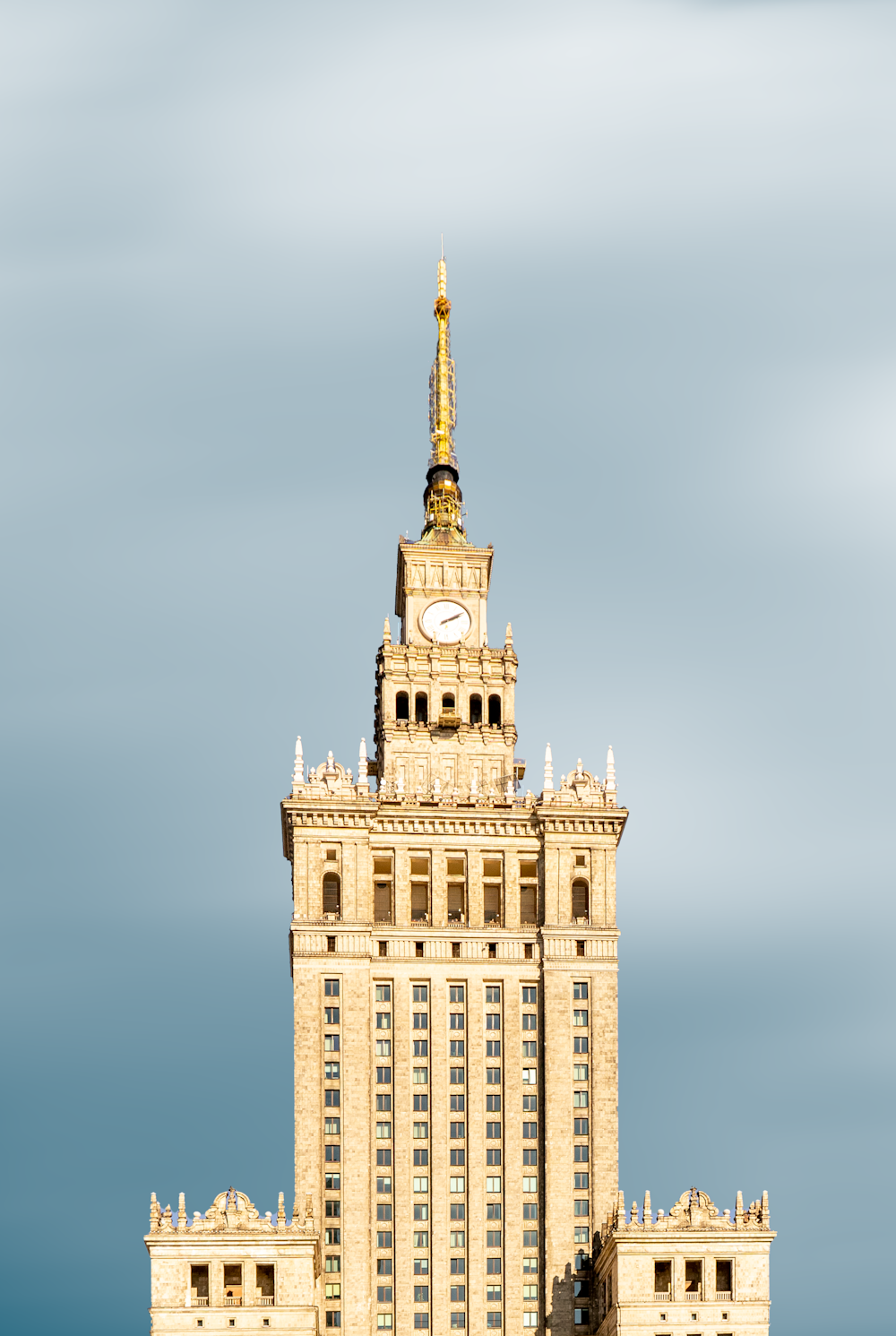 Un edificio alto con un orologio in cima