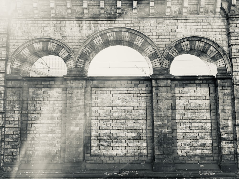 Una foto en blanco y negro de un edificio de ladrillo