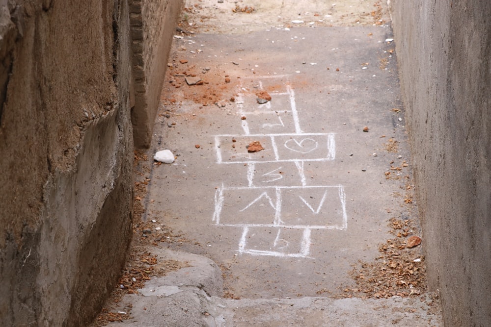 a narrow alley with a chalk drawing of a tic - tac - toe