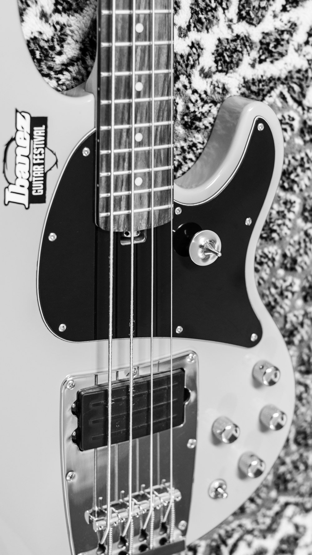 uma foto em preto e branco de uma guitarra