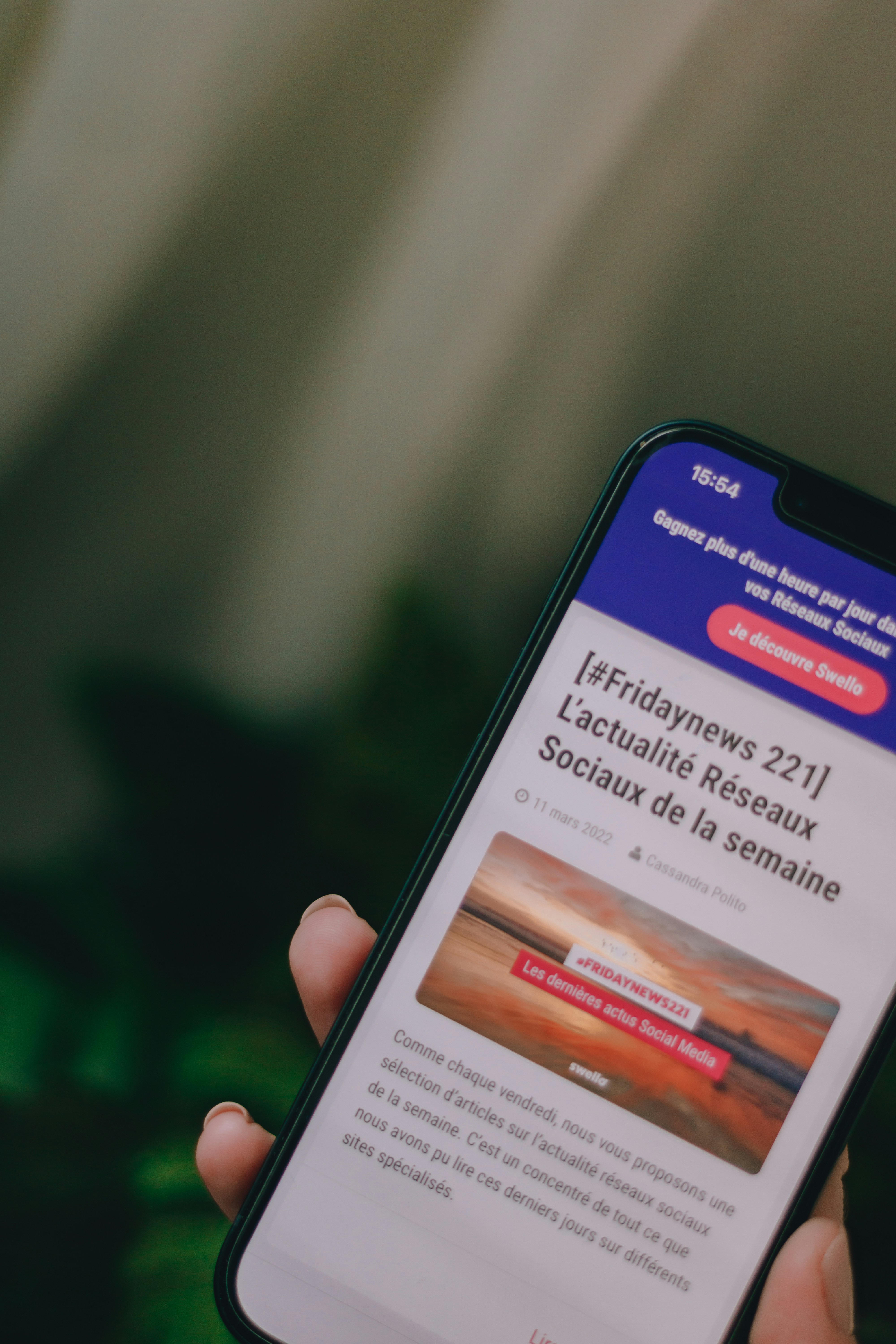 una persona sosteniendo un teléfono celular en la mano