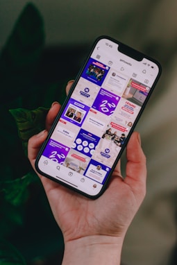 Persona sosteniendo un telefono con un feed de instagram en la pantalla