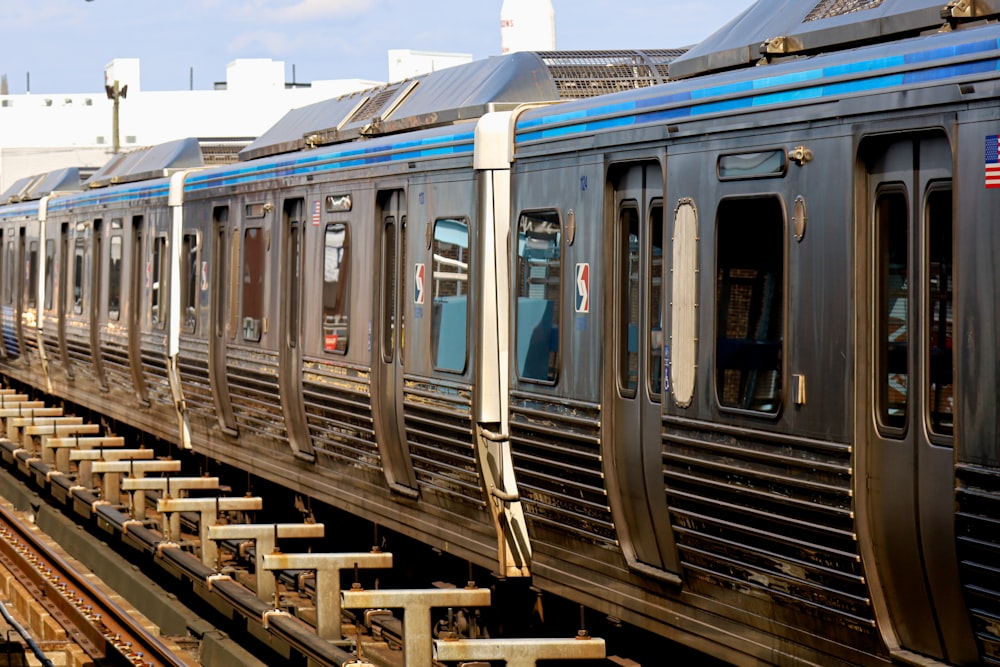 un train sur une voie ferrée avec un fond de ciel