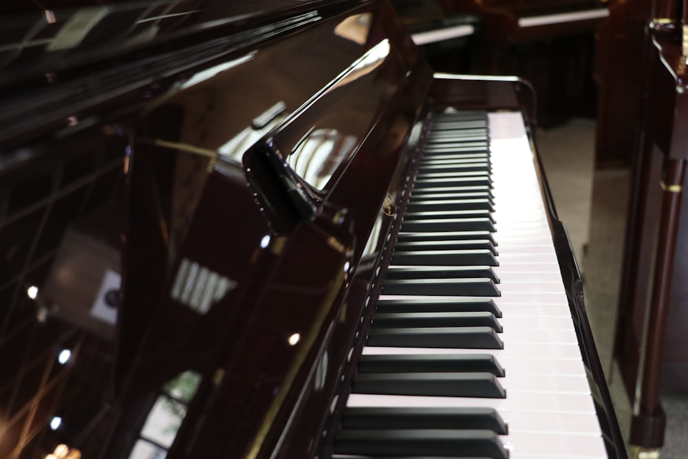 um close up de um piano com muitas teclas