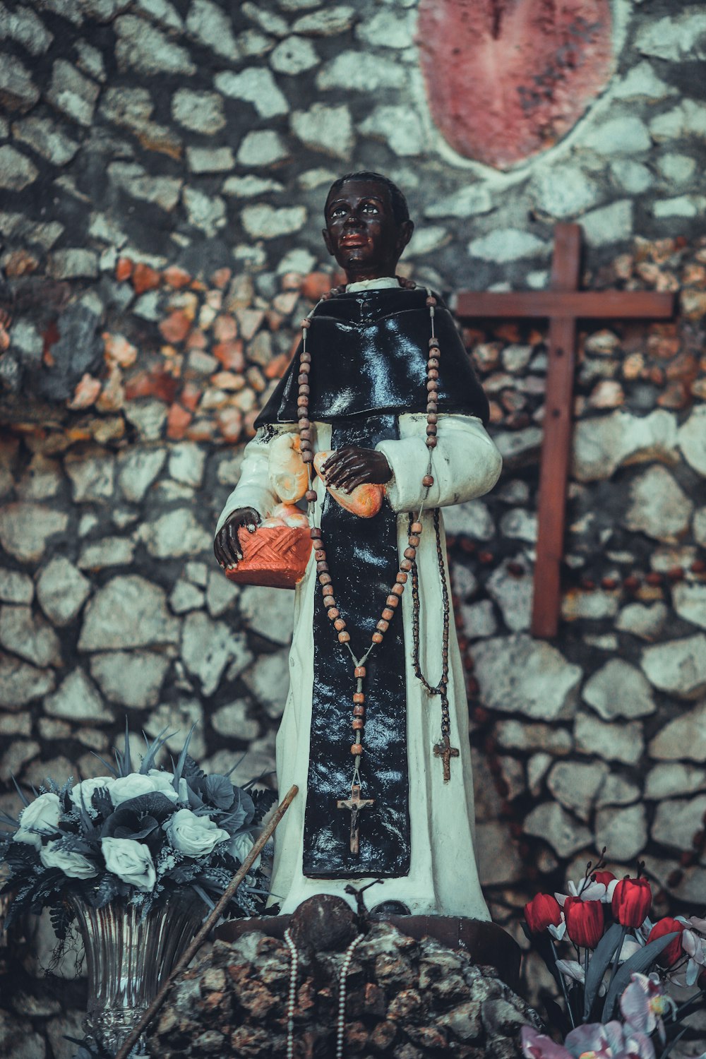 una estatua de una persona vestida con un traje de sacerdote