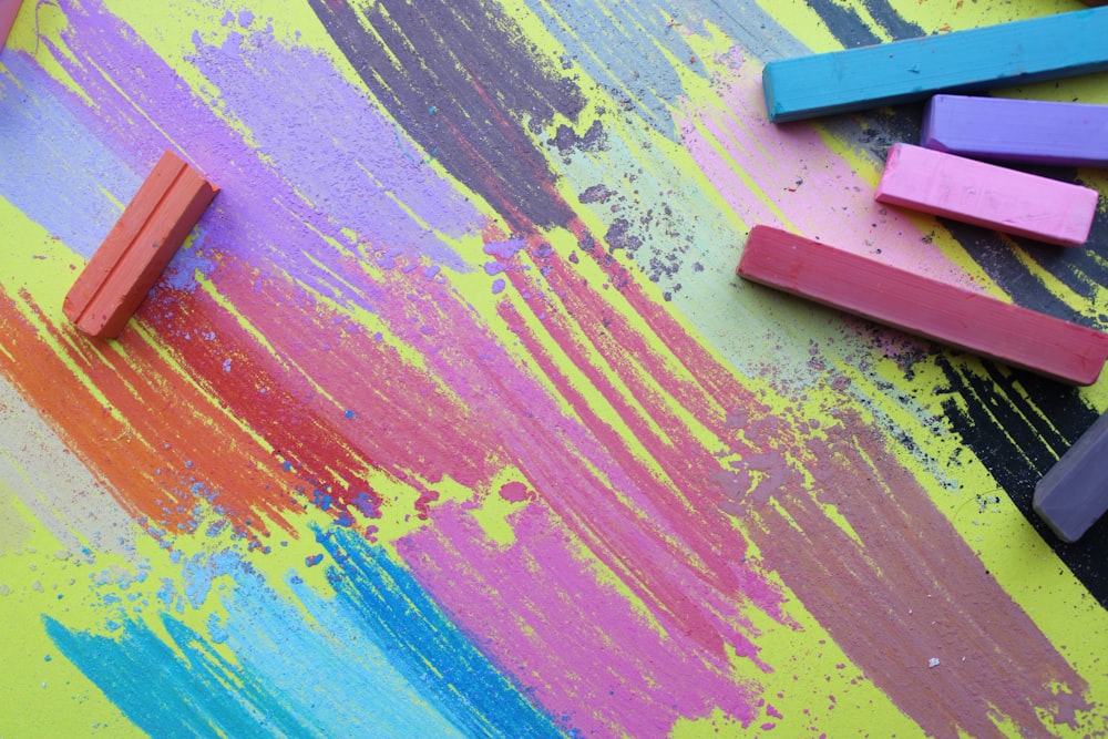 a group of crayons sitting on top of a table