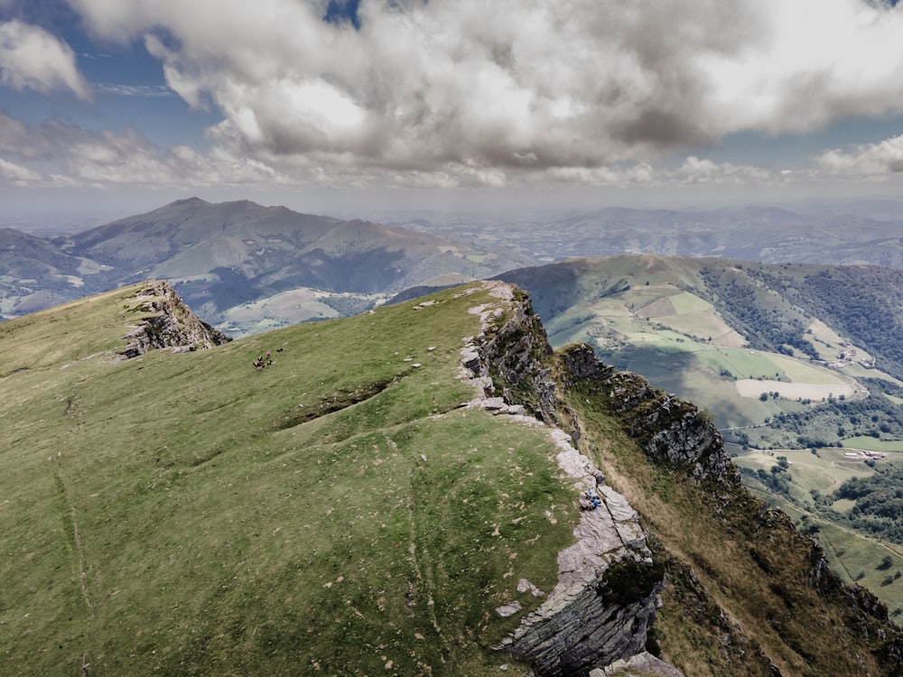 Una vista desde la cima de una montaña mirando hacia abajo a un valle