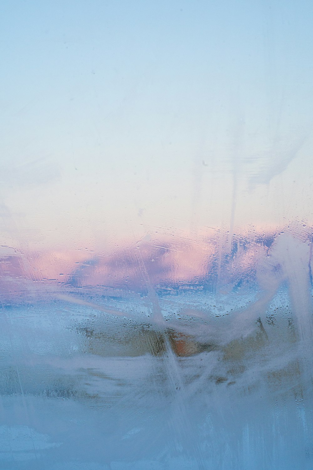 Una foto borrosa de una ventana con un cielo en el fondo