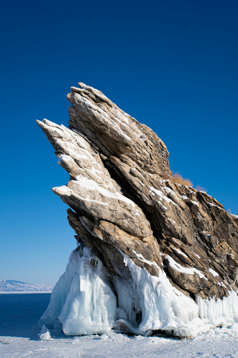 Una gran formación rocosa hecha de hielo y nieve