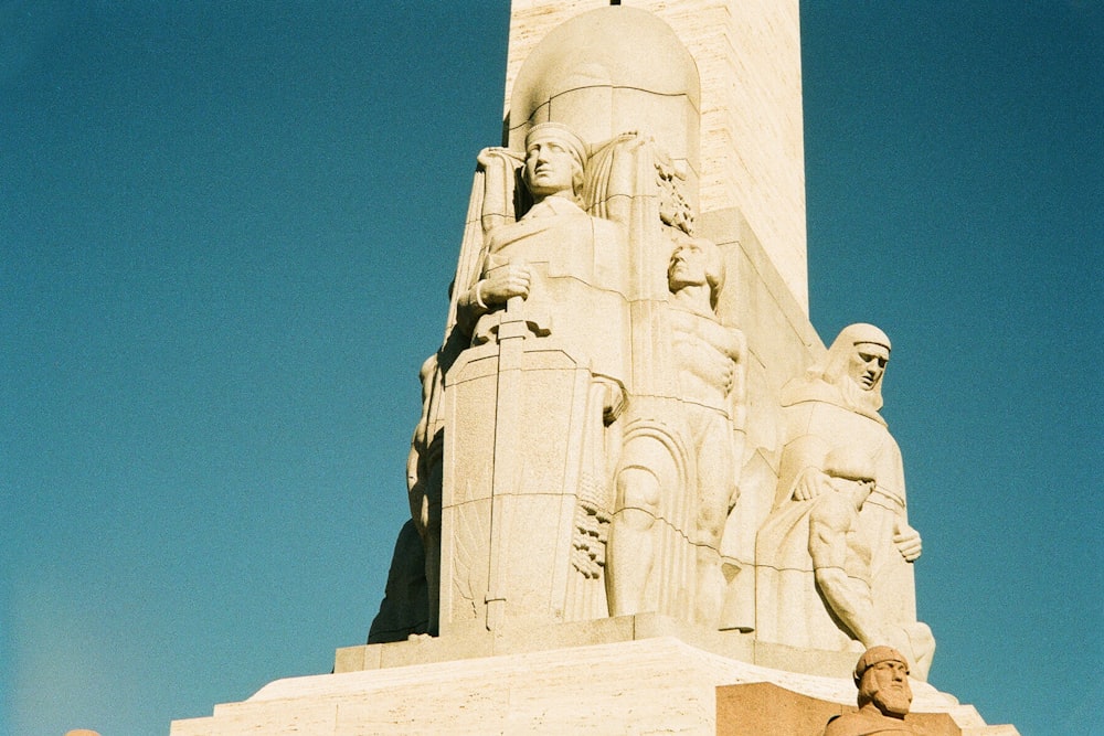 Un alto monumento con statue su di esso contro un cielo blu