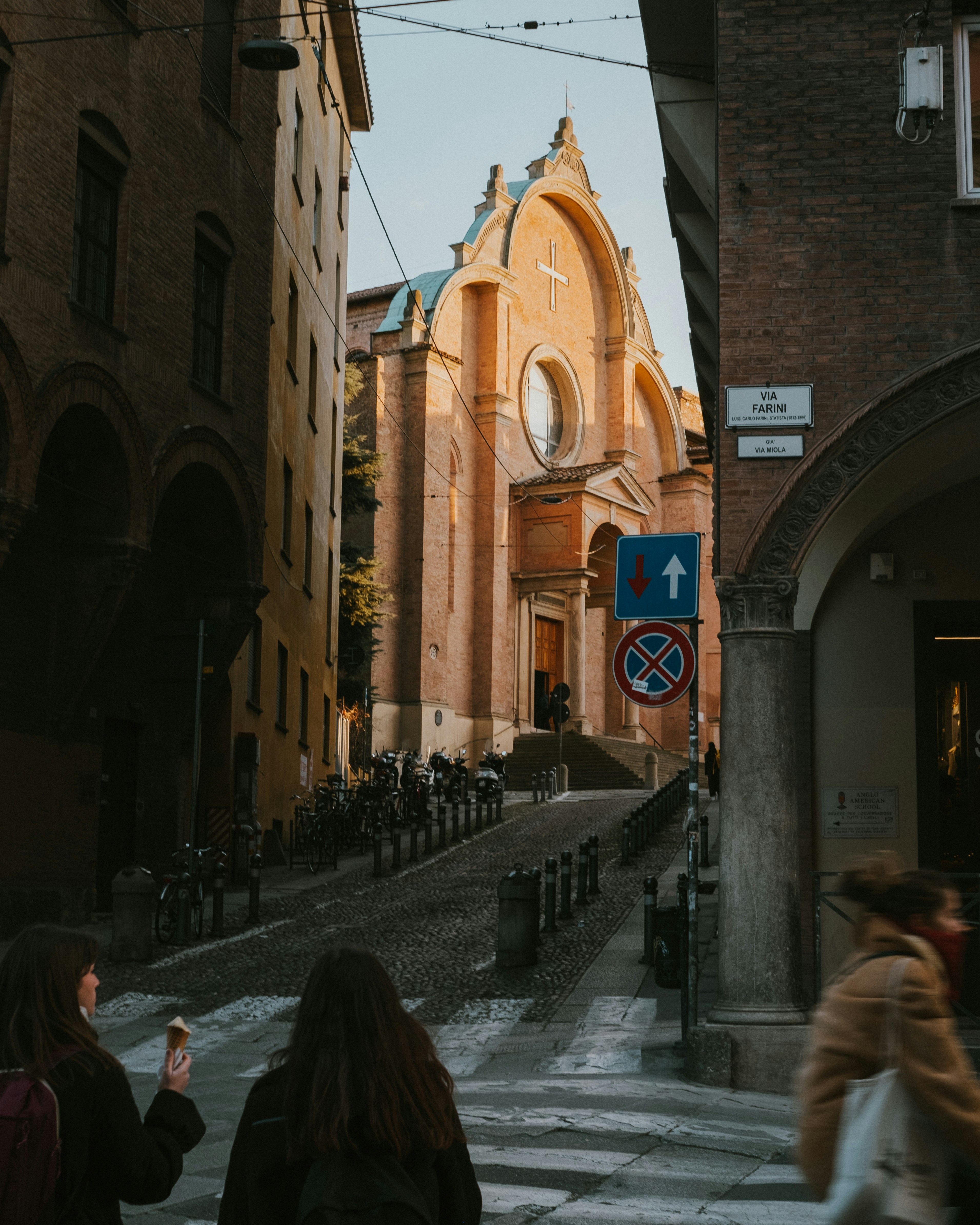 um grupo de pessoas andando por uma rua ao lado de edifícios altos
