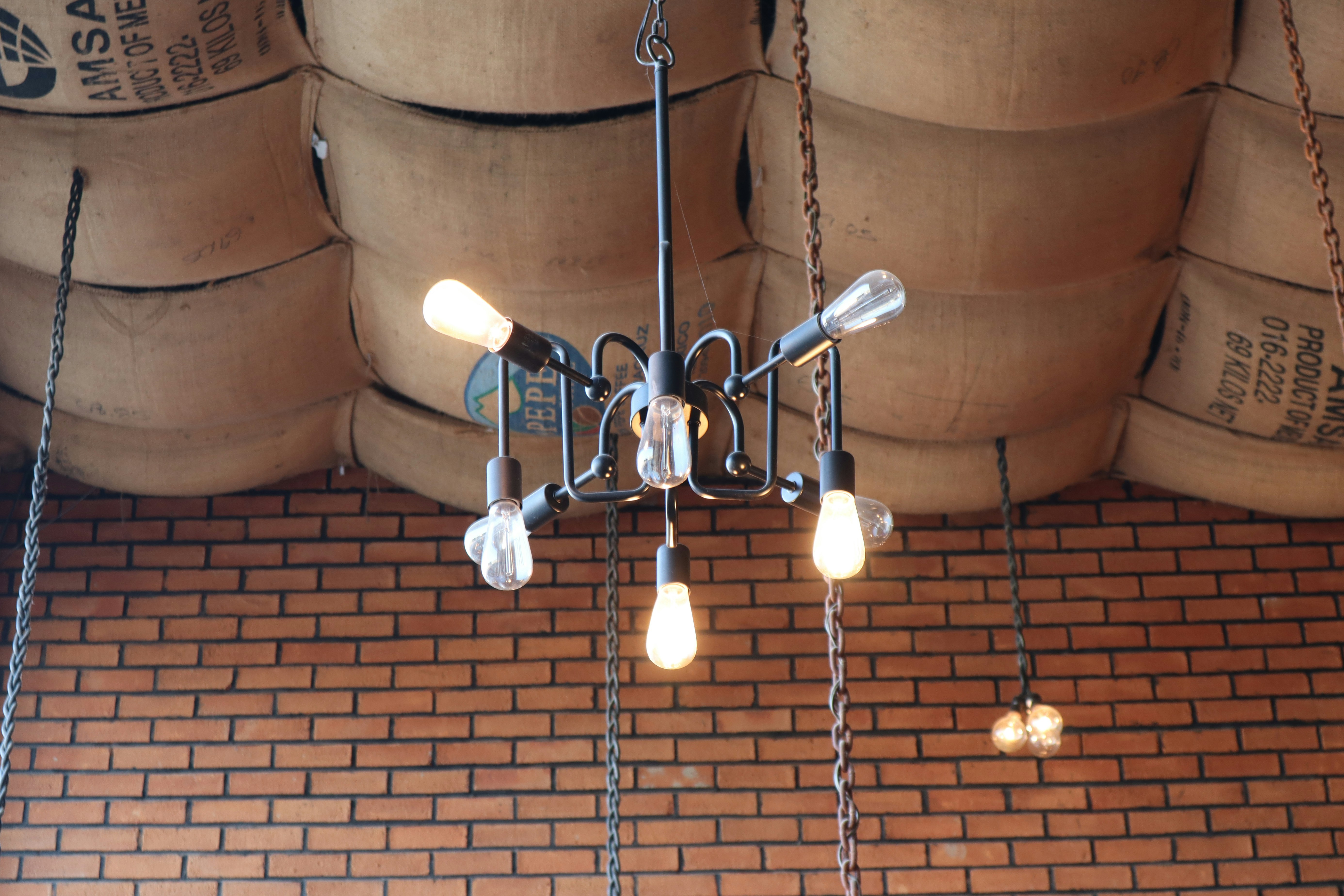 Ein Kronleuchter, der von einer Ziegeldecke hängt