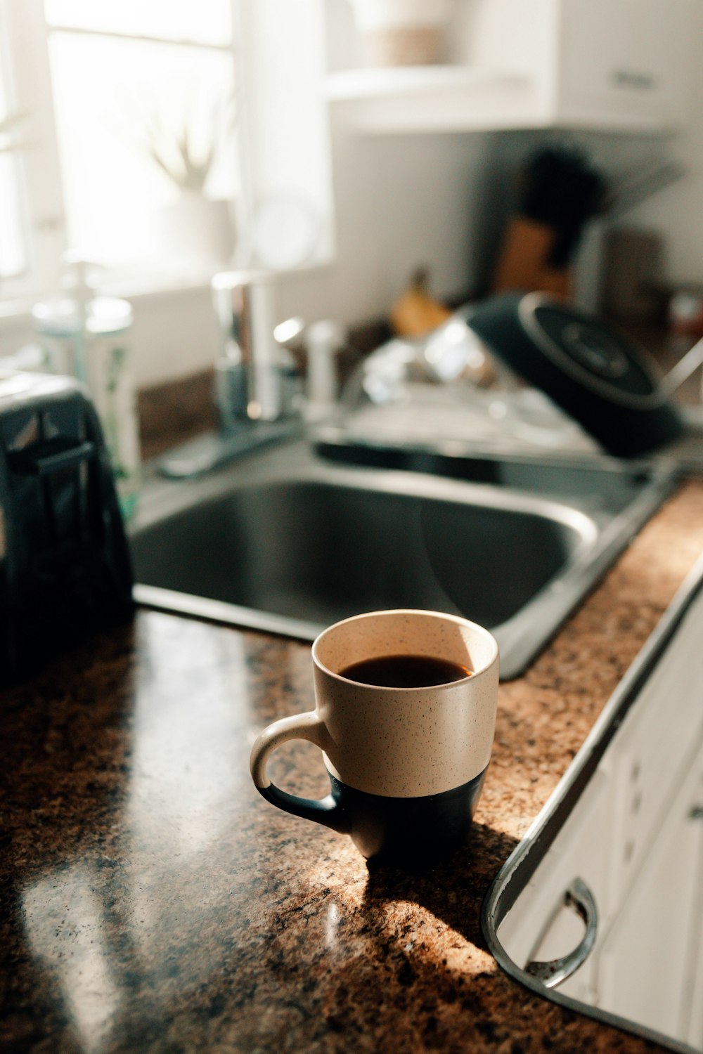 una tazza di caffè seduta sopra un bancone della cucina