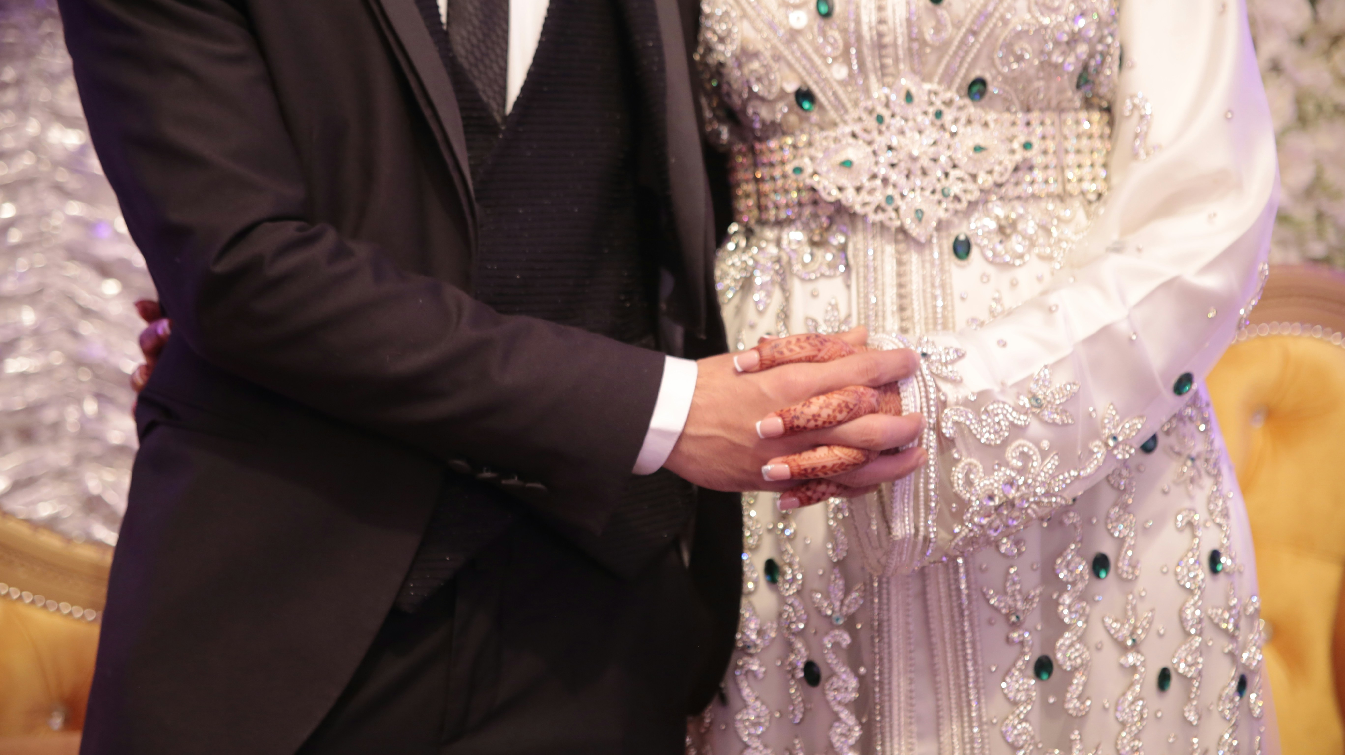 Ein Mann und eine Frau stehen nebeneinander