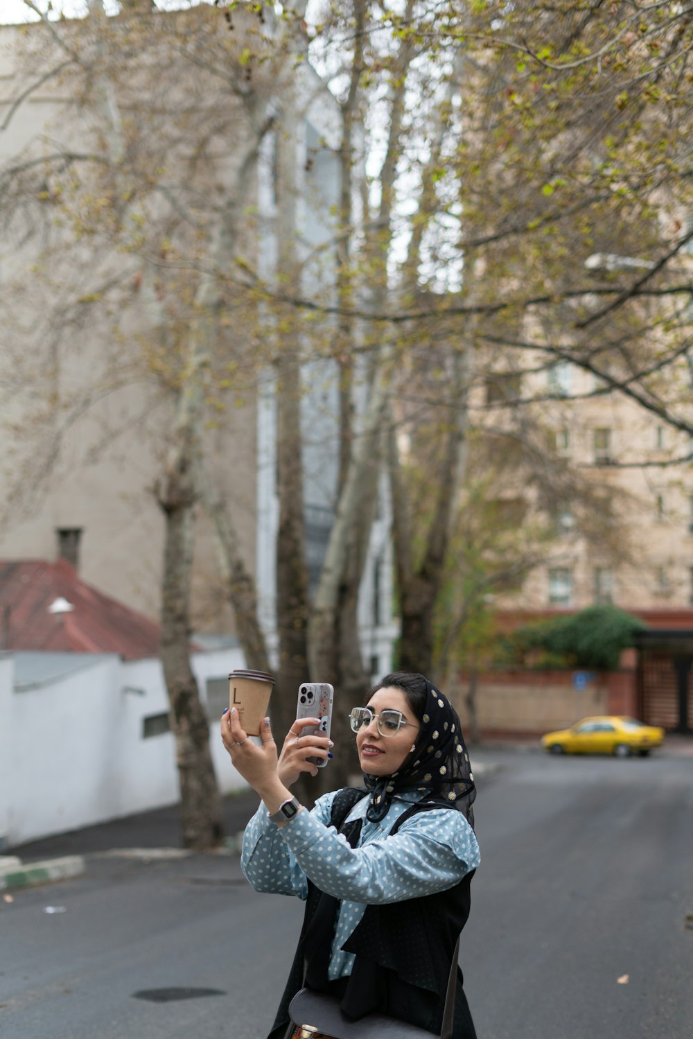 Una mujer tomando una foto con su teléfono celular