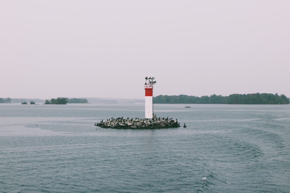 Un faro en medio de un cuerpo de agua