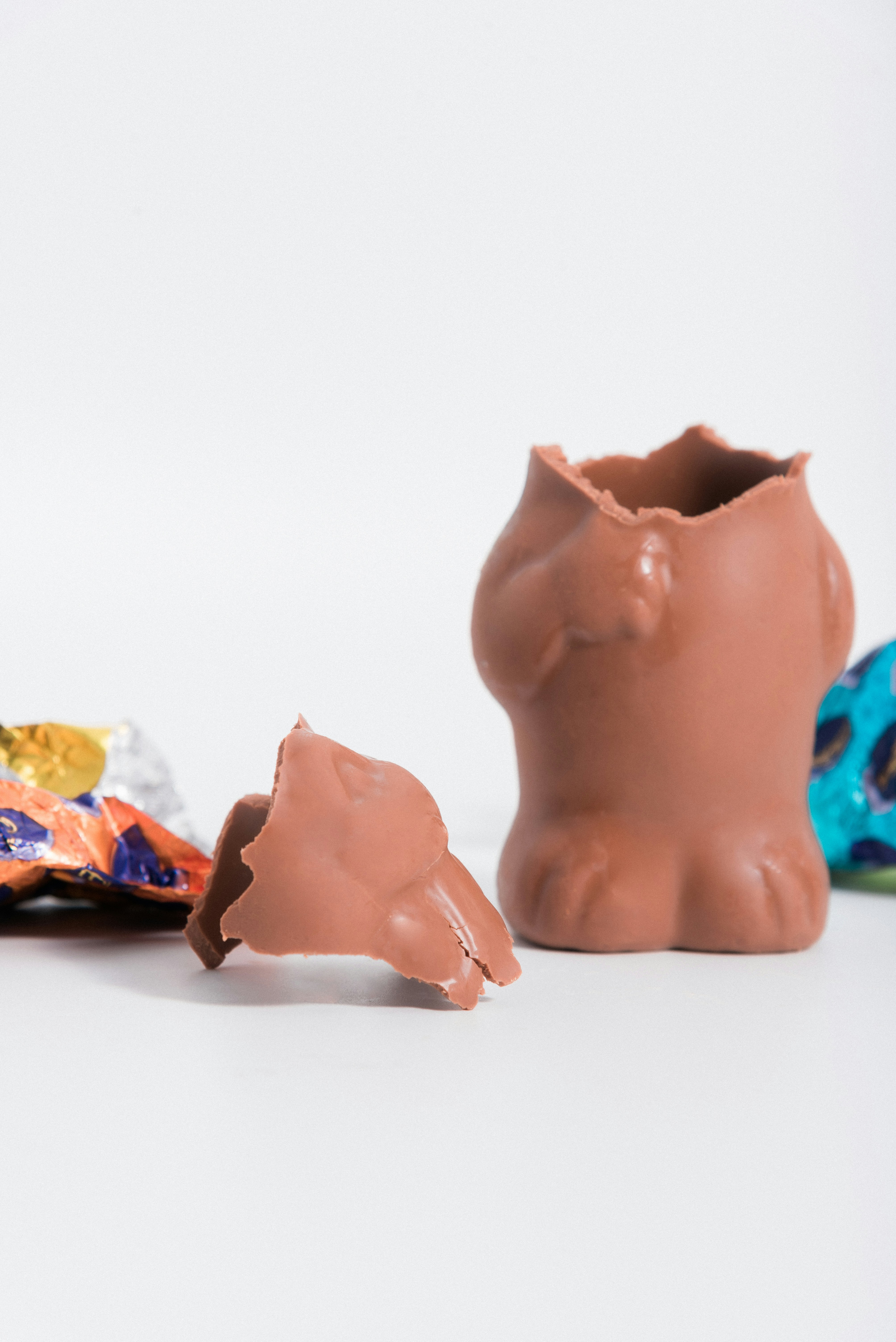 Un par de trozos de chocolate sentados uno al lado del otro