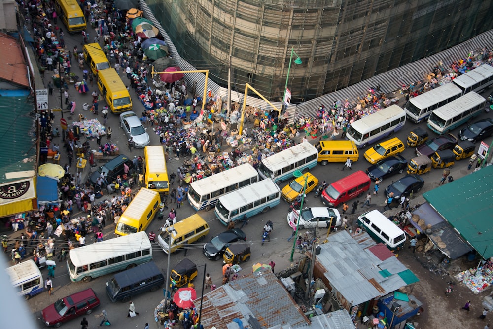 a busy city street filled with lots of traffic