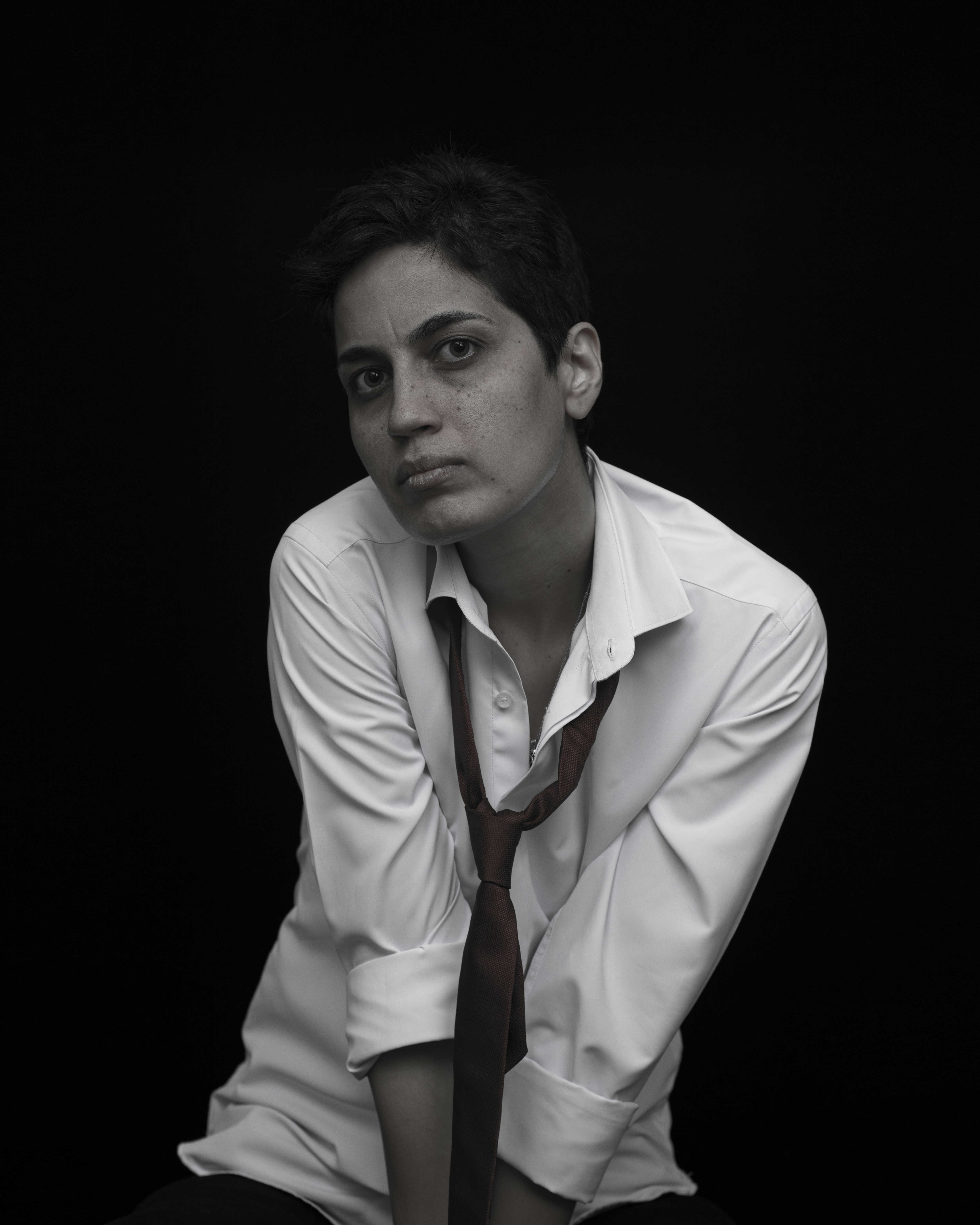 Una foto en blanco y negro de un hombre con camisa y corbata